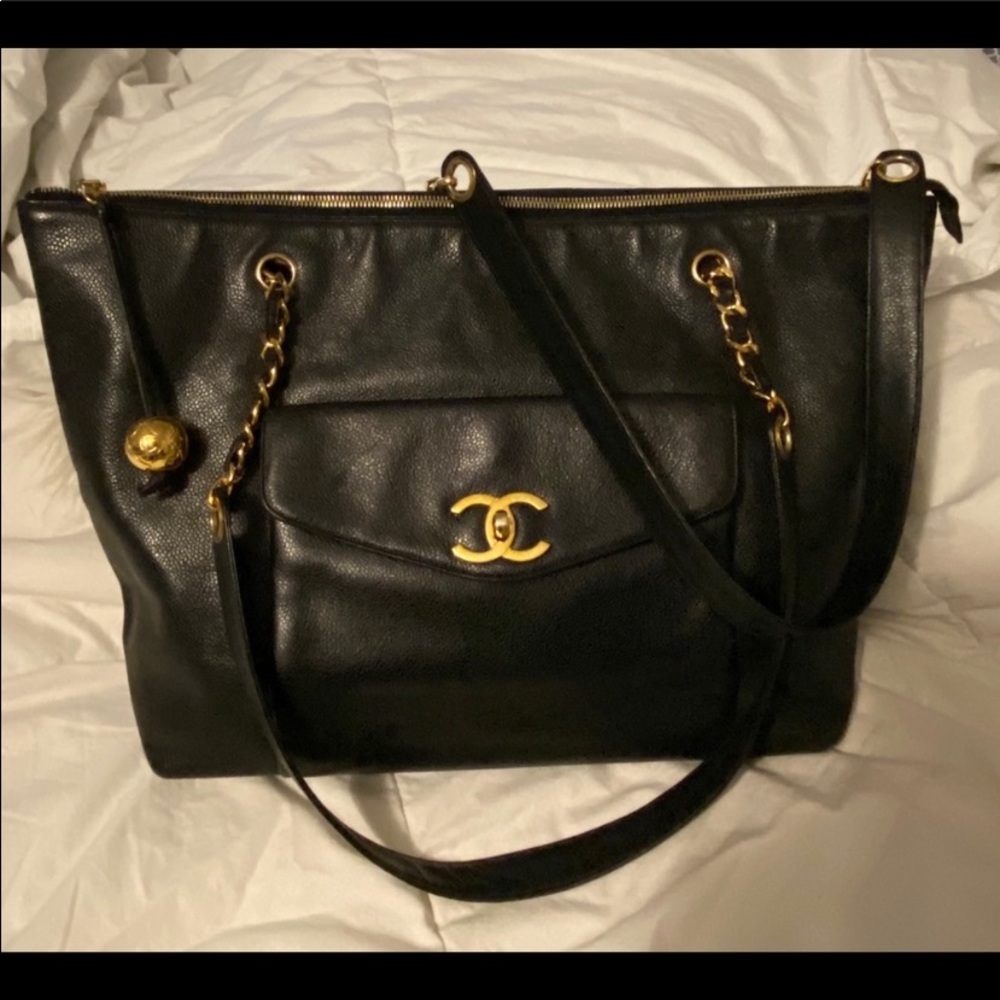 Vintage Chanel Leather shoulder bag.